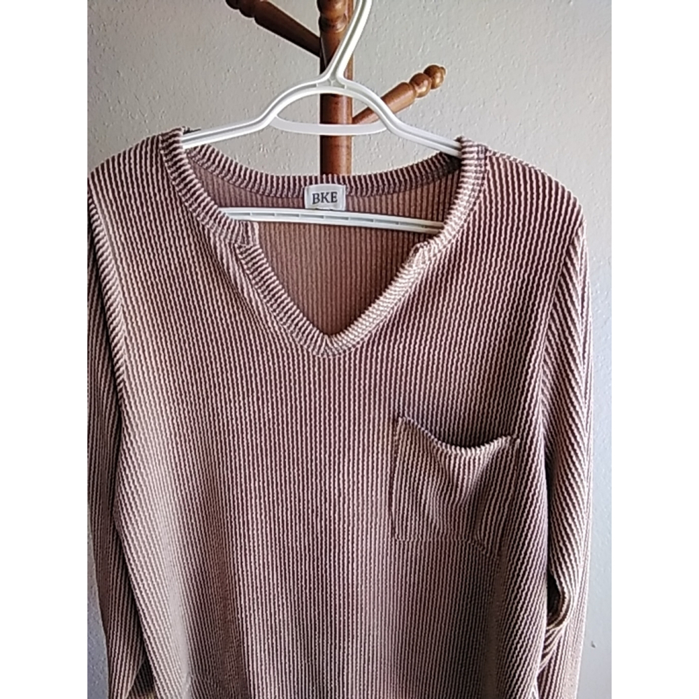 🛍 💕NWOT 💕Women's BKE Long Sleeve Top Size L Brown - Picture 2 of 8